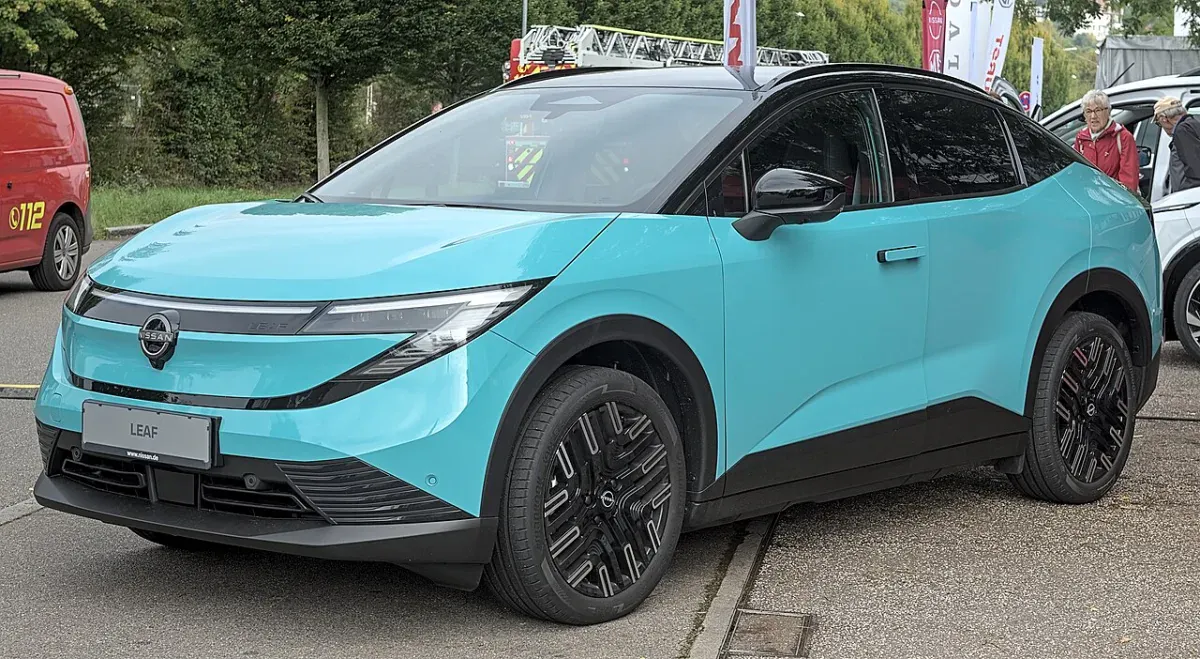 Véhicule électrique moderne roulant sur une route enneigée dans les Cantons-de-l'Est au Québec