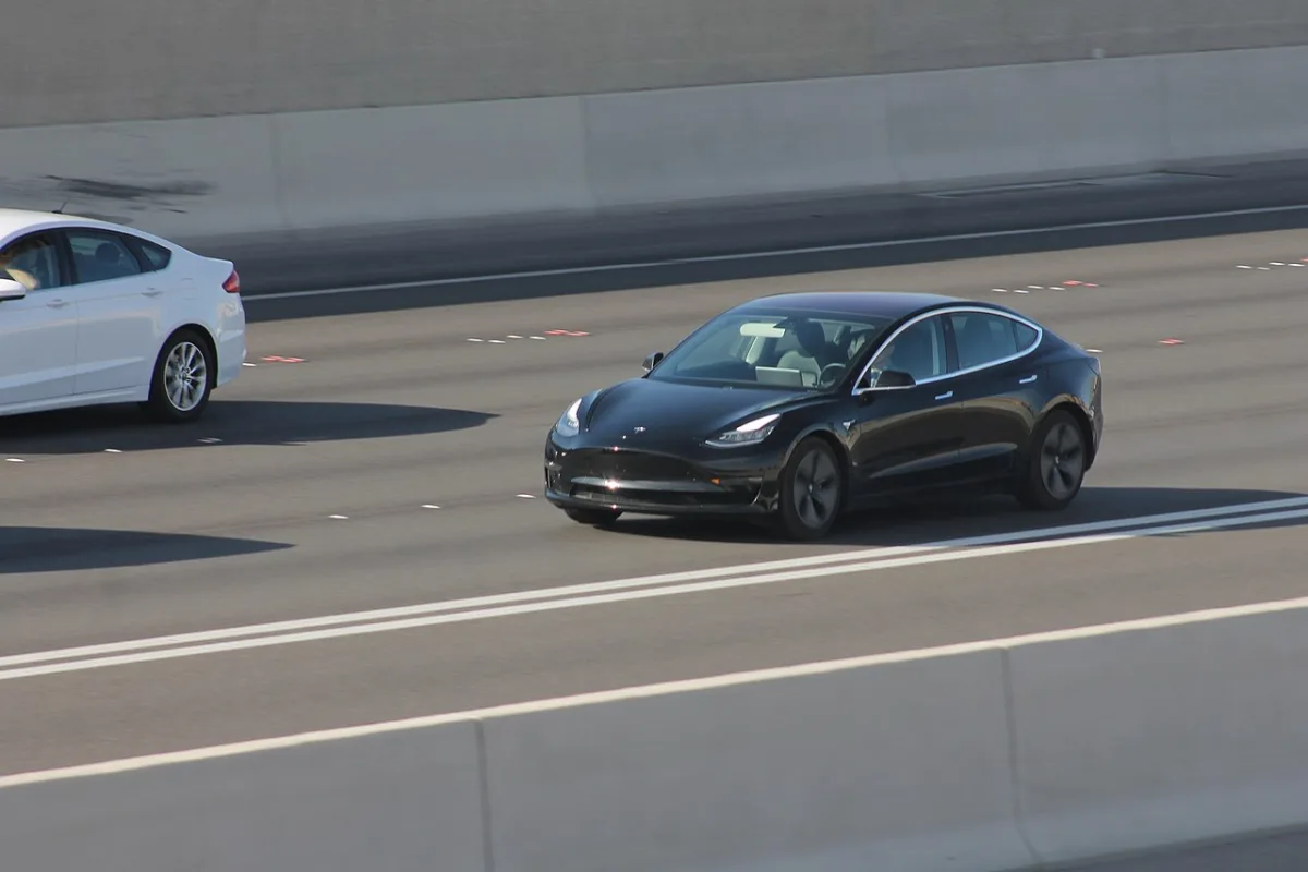 Véhicule électrique branché à une borne de recharge rapide lors d'un voyage estival au Québec